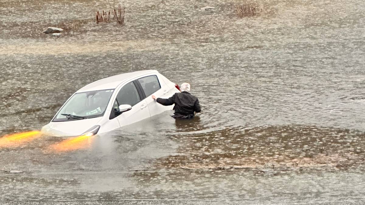 Bil i flommen