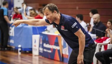 Landslagstrener Mathias Eckhoff peker på sidelinjen