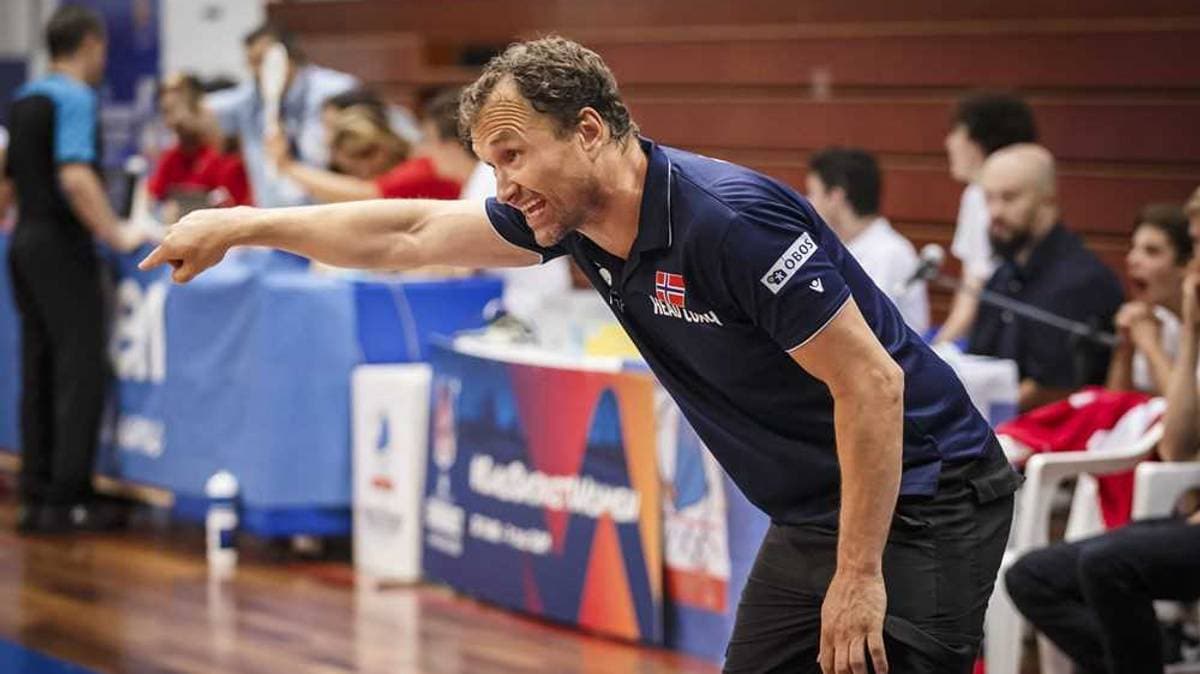 Landslagstrener Mathias Eckhoff peker på sidelinjen