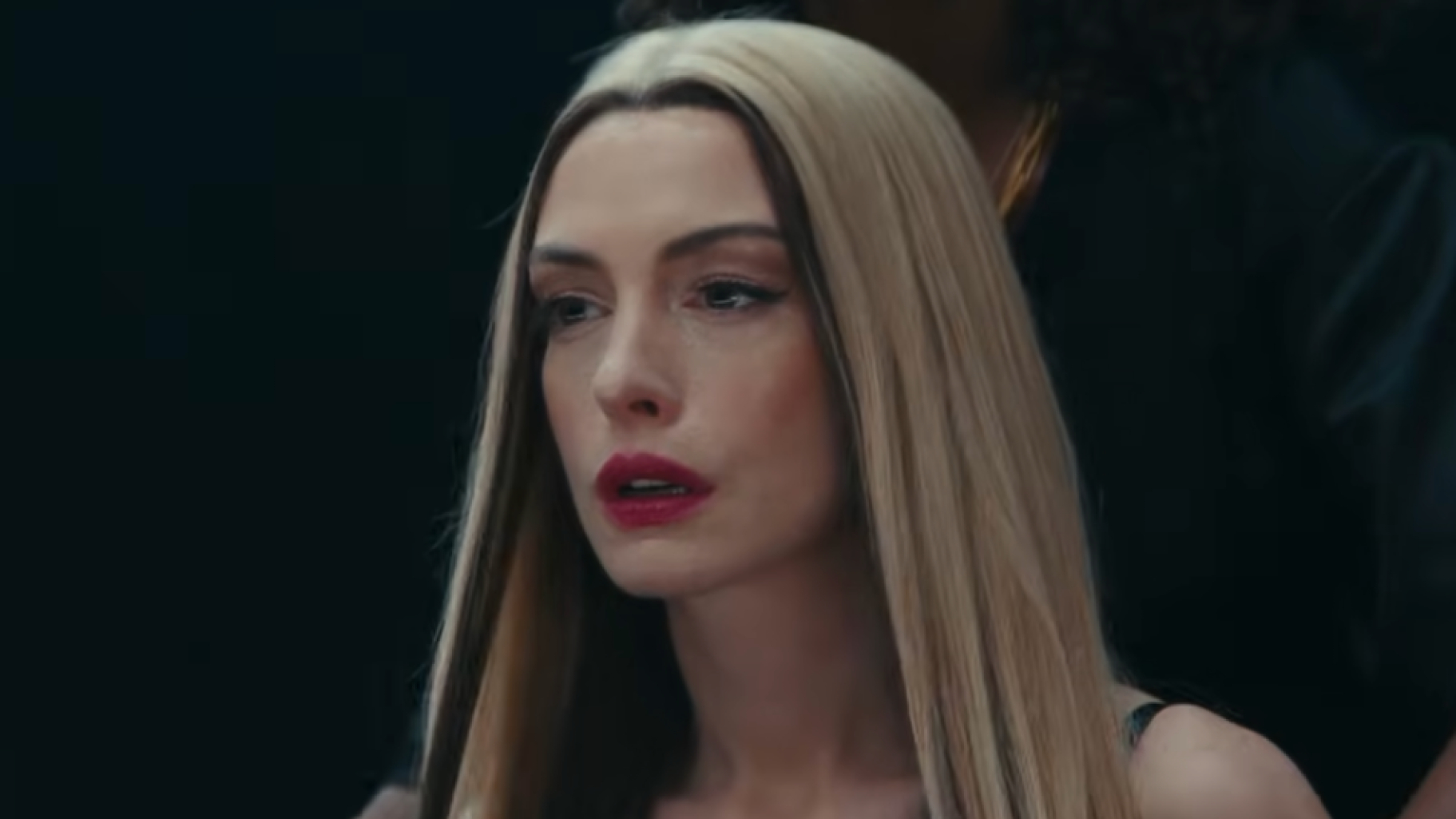 Trailer: Anne Hathaway i eksistensiell popkrise i «Mother Mary»