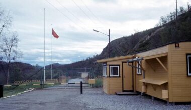 En bygning med et flagg på toppen