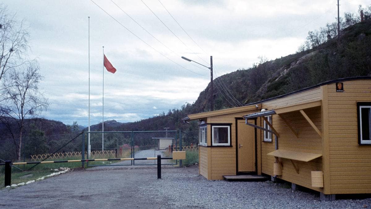 En bygning med et flagg på toppen