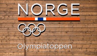 en treoverflate med et skilt på (Bildebeskrivelsen er laget av en KI-tjeneste)