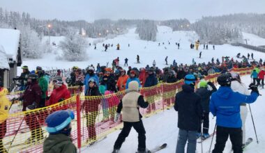 Kø i skiheisen og masse folk i alpinbakken i Trysilfjellet før nyttårshelga 2021.