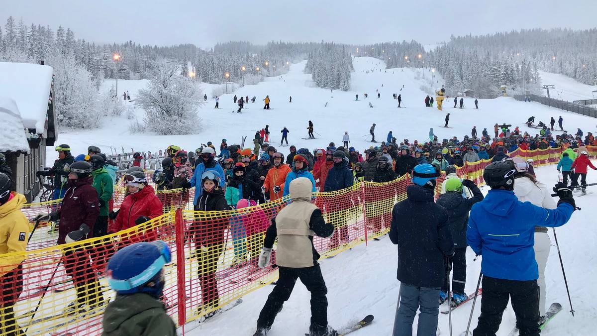 Kø i skiheisen og masse folk i alpinbakken i Trysilfjellet før nyttårshelga 2021.