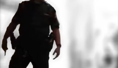 mann i svart uniform