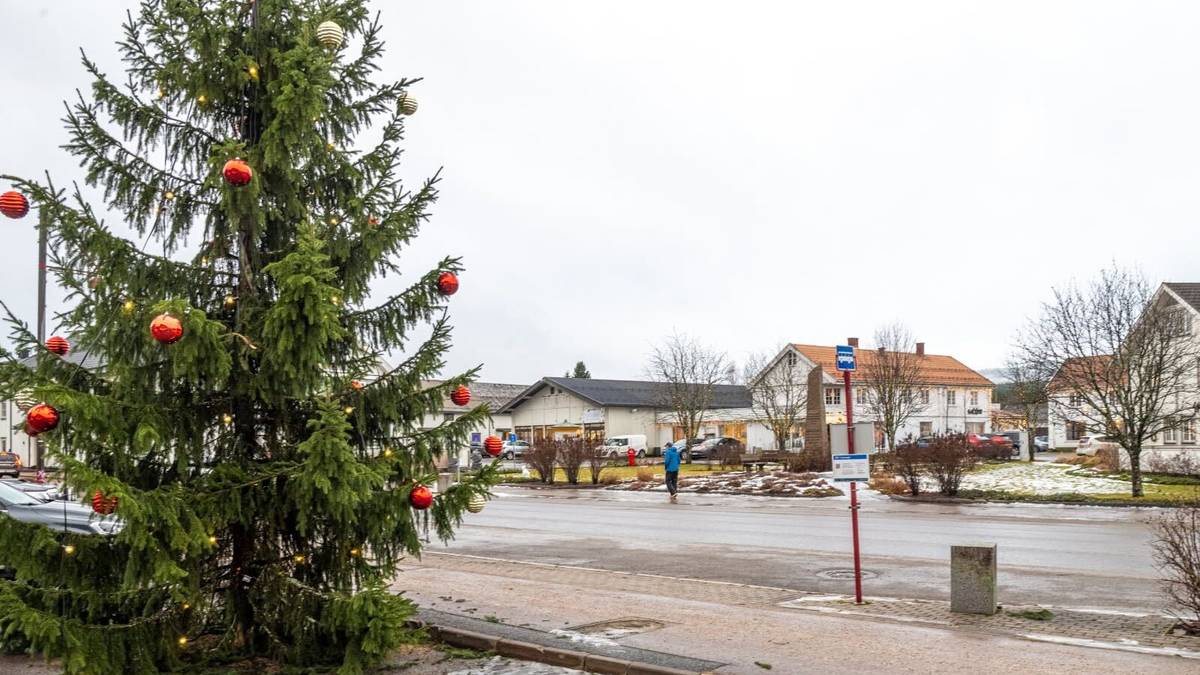 Juletreet i Trysil sentrum glitrer med sitt fravær av snø.