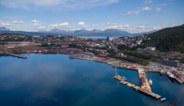 en vannmasse med bygninger og trær rundt