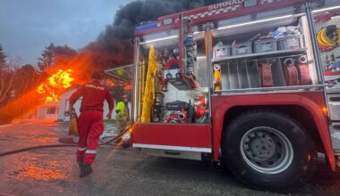 En brannbil i brann (Bildebeskrivelsen er laget av en KI-tjeneste)
