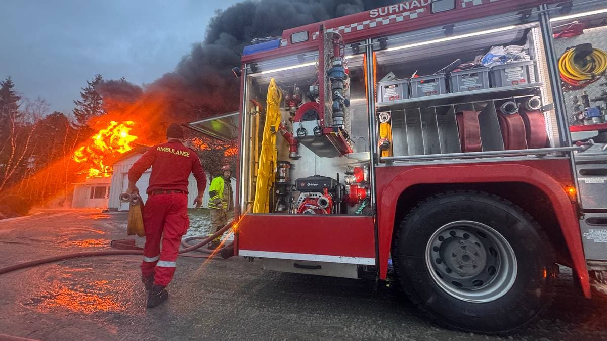 En brannbil i brann (Bildebeskrivelsen er laget av en KI-tjeneste)