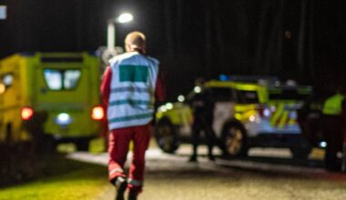 en gruppe mennesker som går på en gate om natten (Bildebeskrivelsen er laget av en KI-tjeneste)