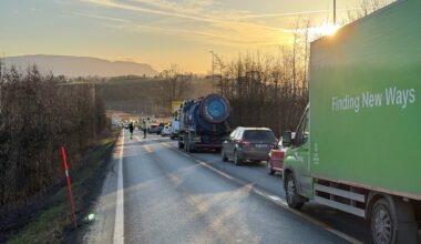 Blålys, Trafikk | Ulykke i Hønefoss: – Ligger på taket