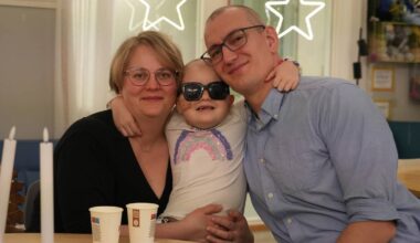 Kine Johanne Andvord Søbstad (6) har leukemi. Familien på fem feirer jul på UNN i Tromsø. Pappa Geir Andvord Søbstad og mamma Eilin Andvord Søbstad.