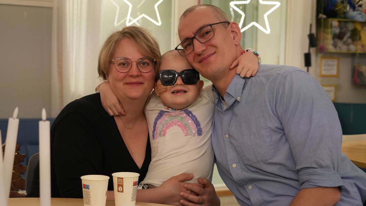 Kine Johanne Andvord Søbstad (6) har leukemi. Familien på fem feirer jul på UNN i Tromsø. Pappa Geir Andvord Søbstad og mamma Eilin Andvord Søbstad.