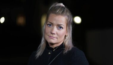 en kvinne med langt hår