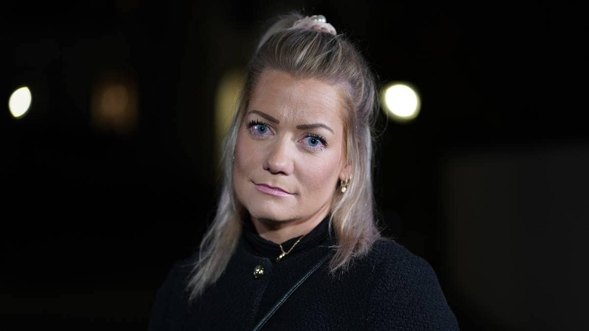 en kvinne med langt hår