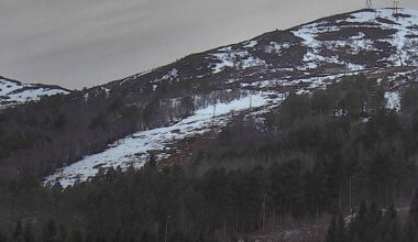Bildet viser en alpinbakke med lite snø