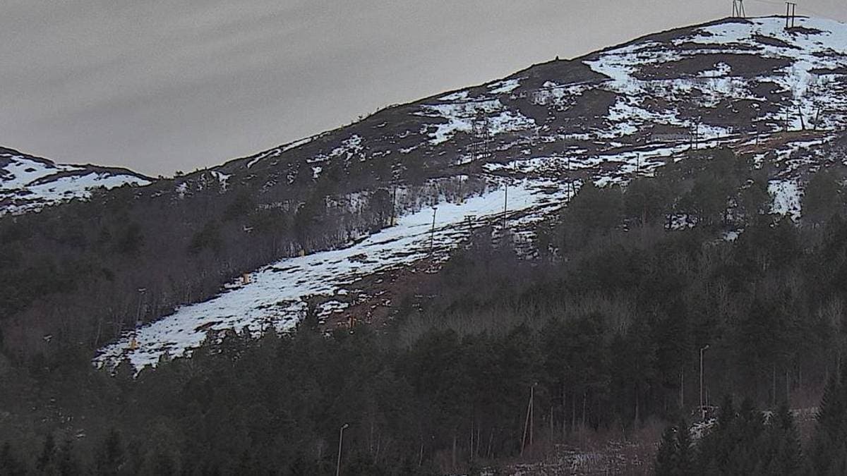 Bildet viser en alpinbakke med lite snø