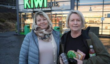 To kvinner som står foran en butikk.