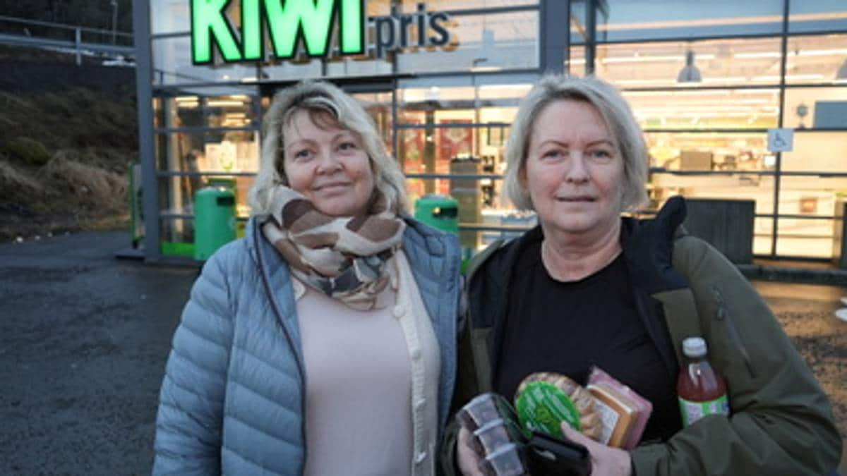 To kvinner som står foran en butikk.