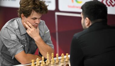 Carlsen med vill snuoperasjon: Klar for semifinale i lynsjakk-VM - TV2.no