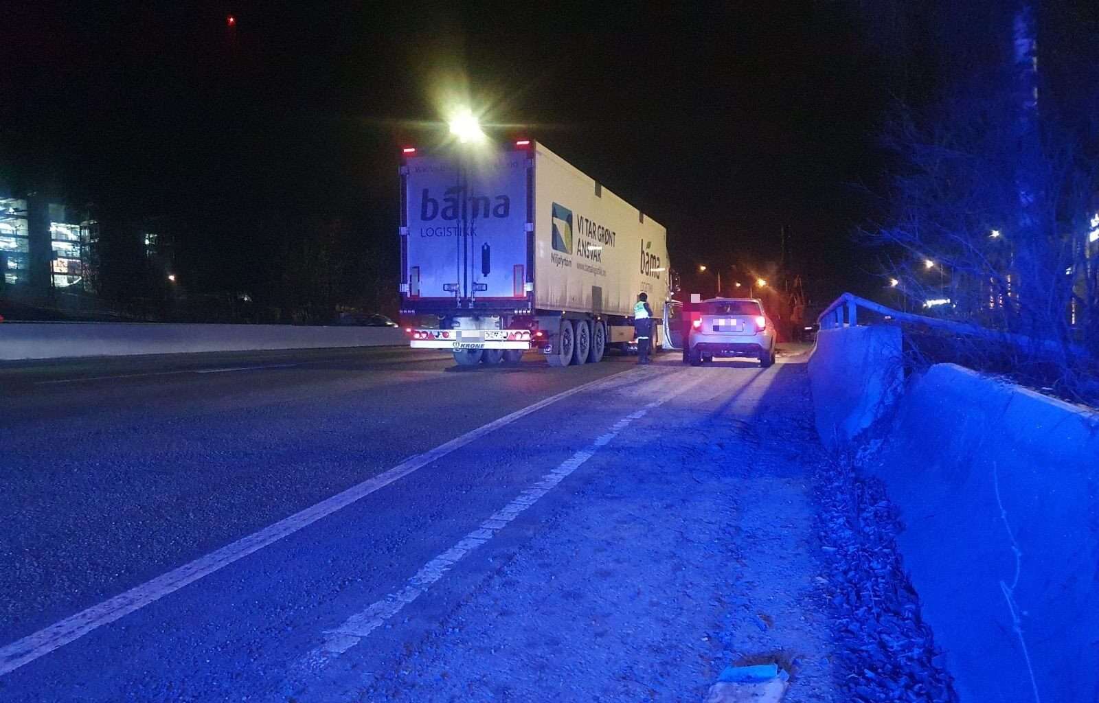 Fornebu, Lysaker | Sammenstøt på E18: Ett felt stengt