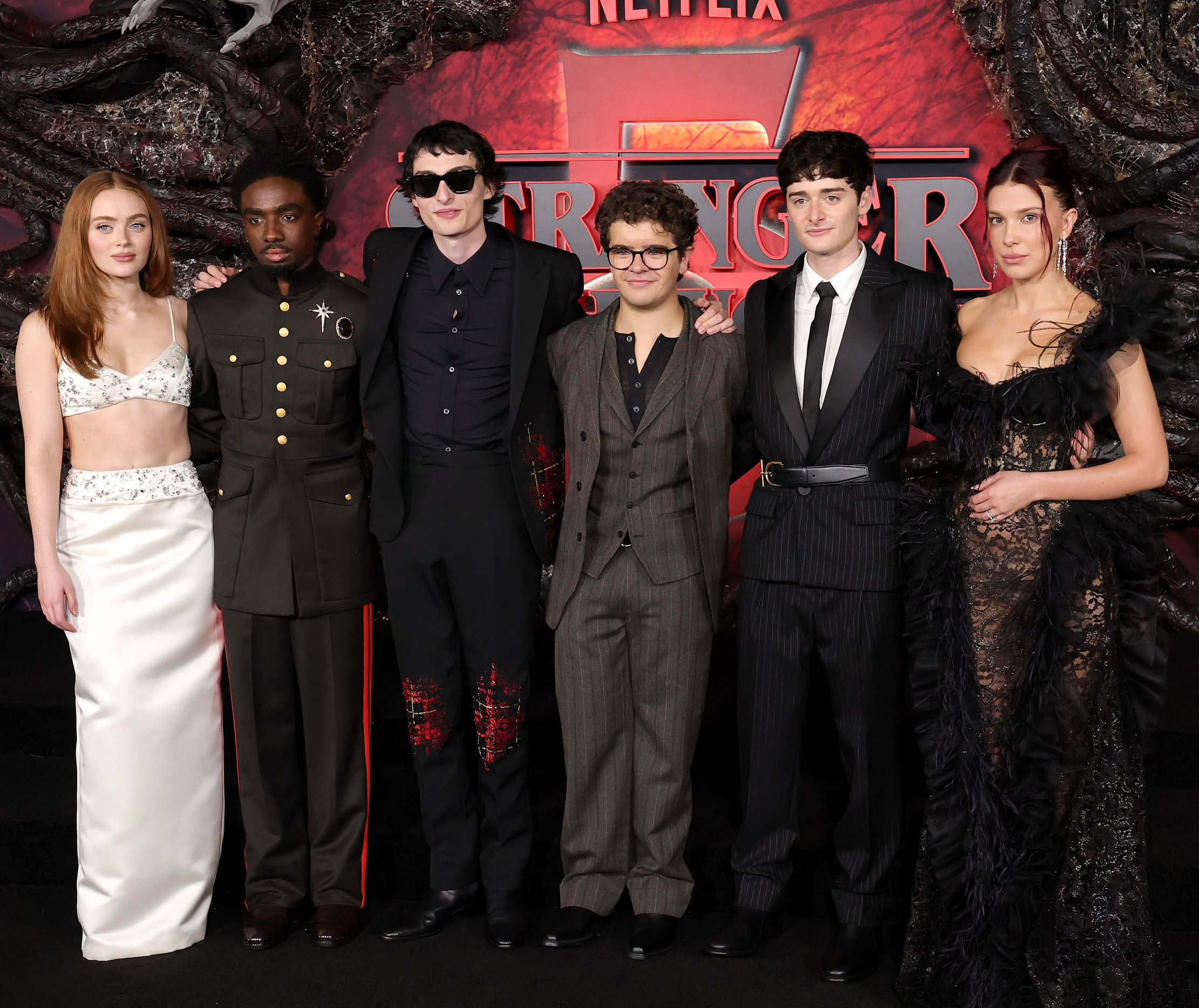 Sadie Sink, Caleb McLaughlin, Finn Wolfhard, Gaten Matarazzo, Noah Schnapp og Millie Bobby Brown på Los Angeles-premieren til Stranger Things sesong 5 på TCL Chinese Theatres i november 2025 
