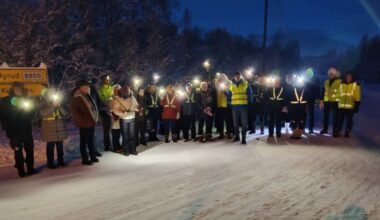 Demonstrasjon mot avslåtte gatelys i Sør-Varanger.