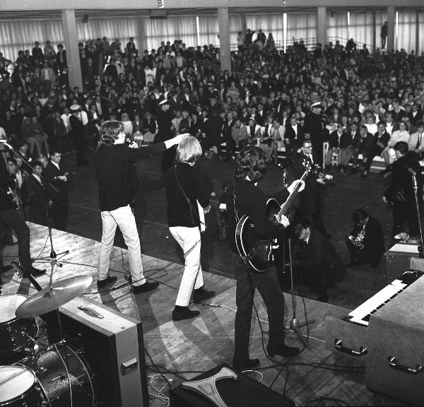 OSLO 19650624 Popgruppen The Rolling Stones holder konsert i Messehallen på Sjølyst for et ellevilt publikum i fullsatt sal.
F.v. Mick Jagger (vokal), Brian Jones (gitar) og Bill Wyman (bass).
Foto: Henrik Laurvik / NTB 



