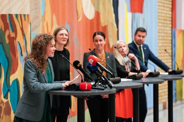 Oslo 20251203.
Nestleder i MDG Ingrid Liland (f.v.), partileder i Rødt Marie Sneve Martinussen, parlamentarisk leder i Arbeiderpartiet Tonje Brenna, partileder i SV Kirsti Bergstø og Geir Pollestad i Senterpartiet under en pressekonferanse i Vandrehallen på Stortinget etter enighet om statsbudsjettet for 2026.
Foto: Heiko Junge / NTB