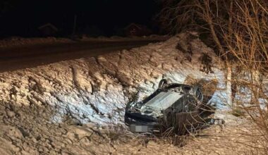 Krødsherad, Ulykke | Bil med to personer havnet på taket