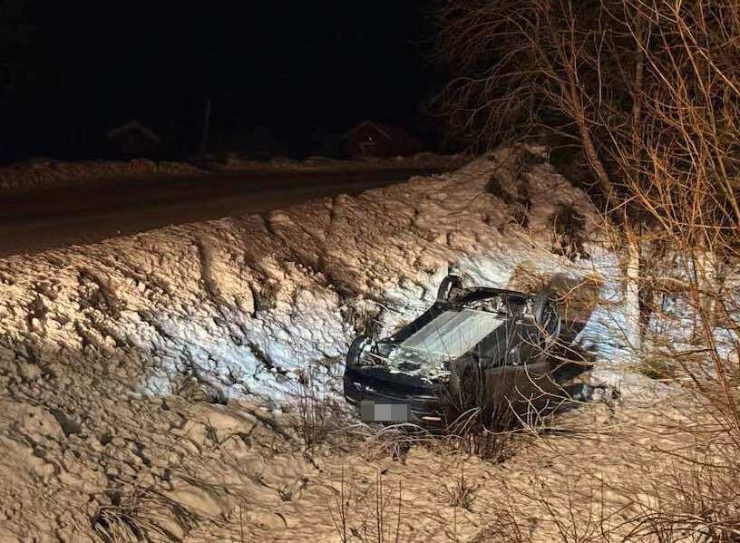 Krødsherad, Ulykke | Bil med to personer havnet på taket