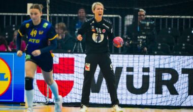 En gruppe menn som spiller basketball