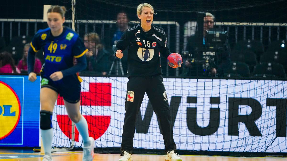 En gruppe menn som spiller basketball