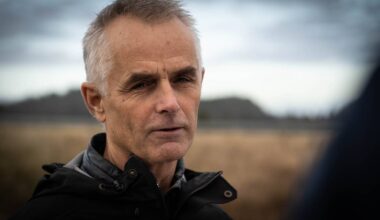 en mann som ser inn i kameraet