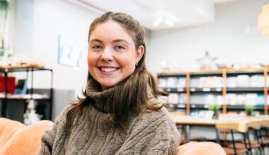 Sara Berge (22) hjelper folk i jula