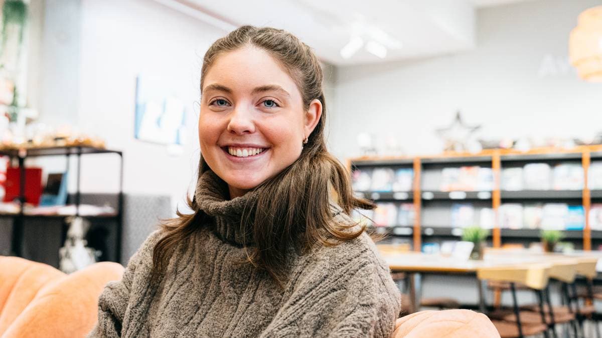 Sara Berge (22) hjelper folk i jula