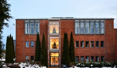 I Romerike og Glåmdal tingrett ble en mann varetektsfengslet i fire uker. Han skal ha fått mindreårige til å skade seg selv.