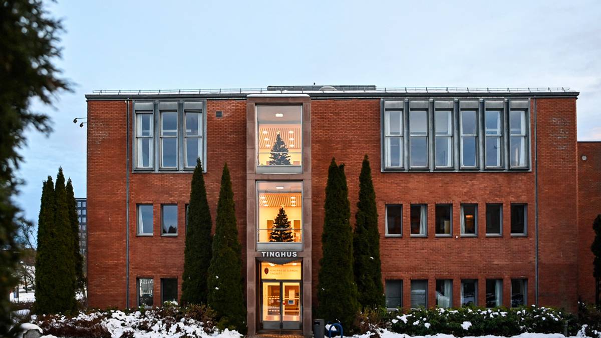 I Romerike og Glåmdal tingrett ble en mann varetektsfengslet i fire uker. Han skal ha fått mindreårige til å skade seg selv.