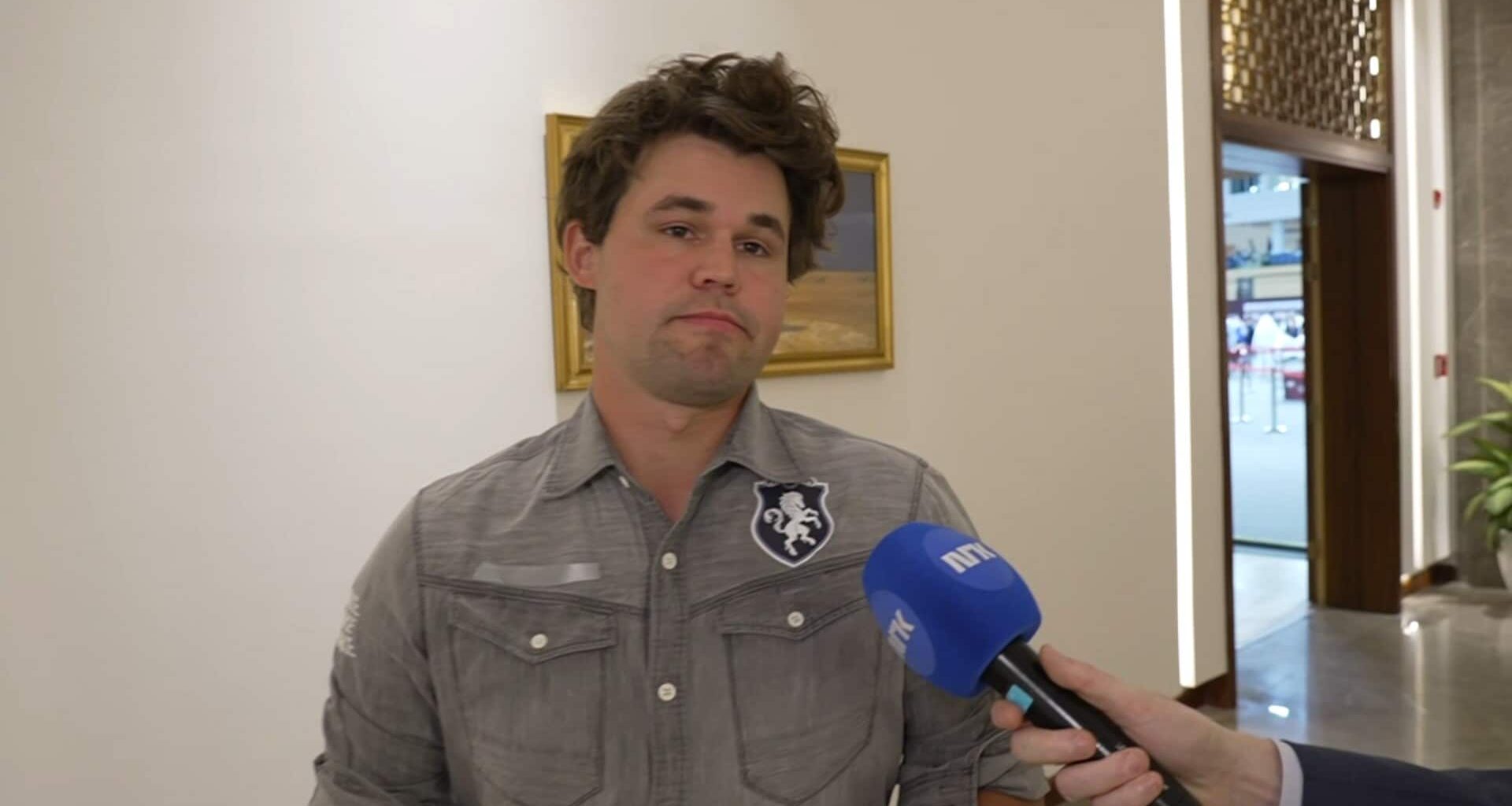 Magnus Carlsen i store problemer i VM i lynsjakk – tapte etter å ha veltet flere brikker – NRK Sjakk