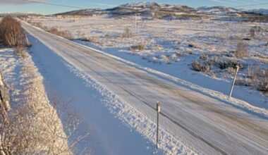 Bilde av Fv37 ved Raulandsfjellet, med snødekte veier og omgivelser. Det er klare himmelforhold og lav sol, som gir et klart lys i landskapet. Strømledninger og trær er synlige langs veien, mens snøen dekker bakken. Landskapet rundt er preget av fjell og åpen slette. (Bildebeskrivelsen er laget av en KI-tjeneste)
