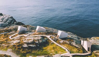 en gruppe bygninger ved siden av en vannmasse