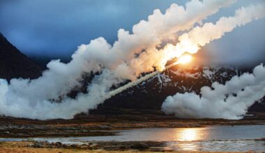 En vulkan som bryter ut med røyk (Bildebeskrivelsen er laget av en KI-tjeneste)