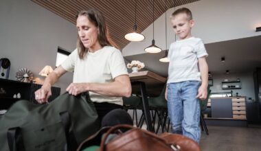 June Moi Mydland flykter fra flommen i Sokndal