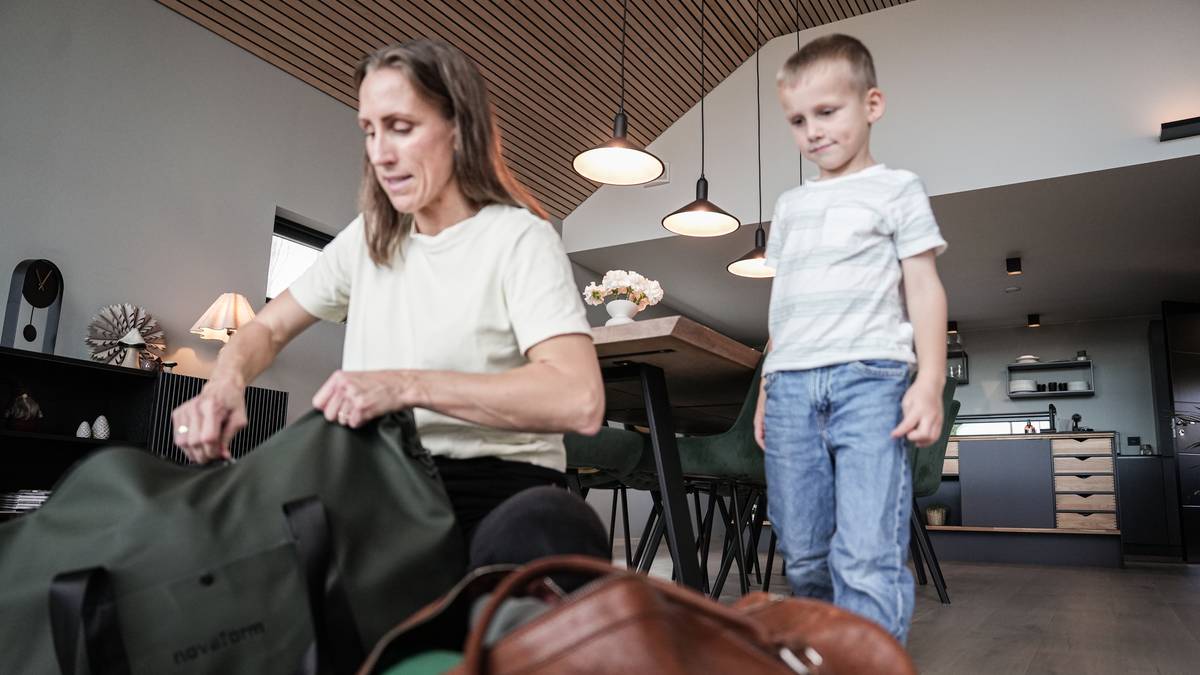 June Moi Mydland flykter fra flommen i Sokndal