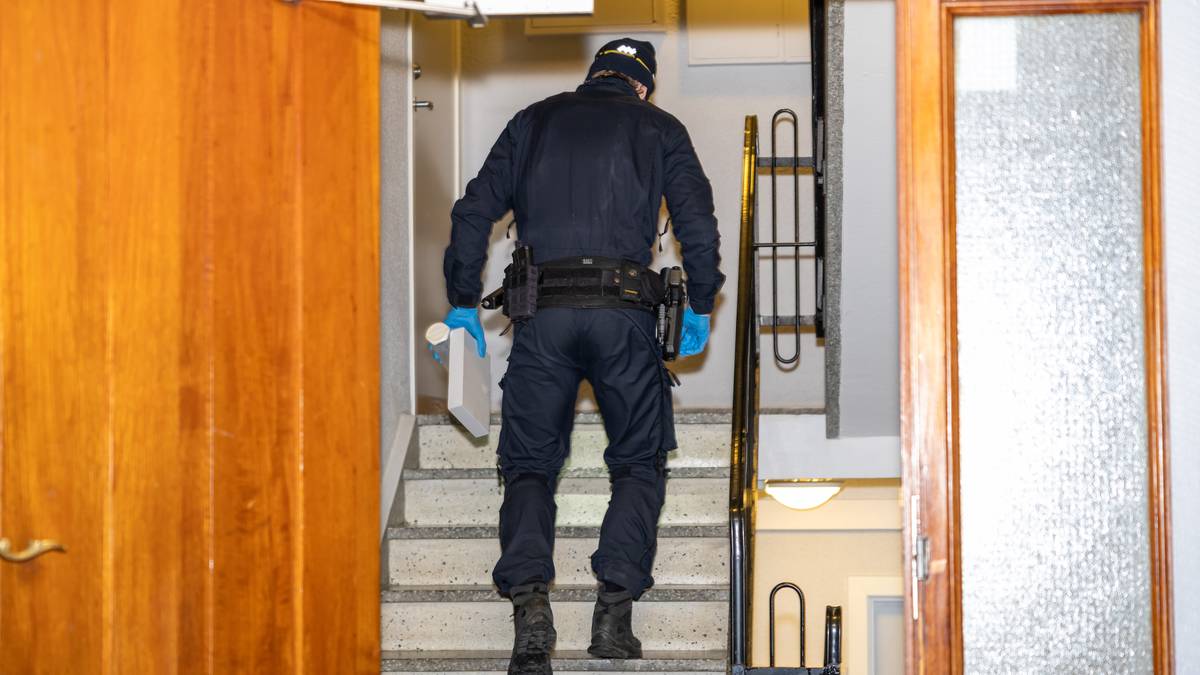 en person i uniform som går opp en trapp (Bildebeskrivelsen er laget av en KI-tjeneste)