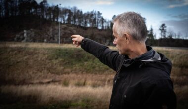 en mann som peker på et jorde