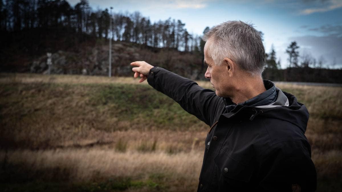 en mann som peker på et jorde