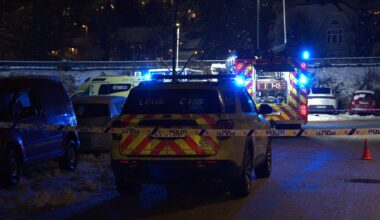 Nødetatene tilstede etter bilulykke i Drammen. En bil skal ha kjørt inn i en trafo i Drammen.