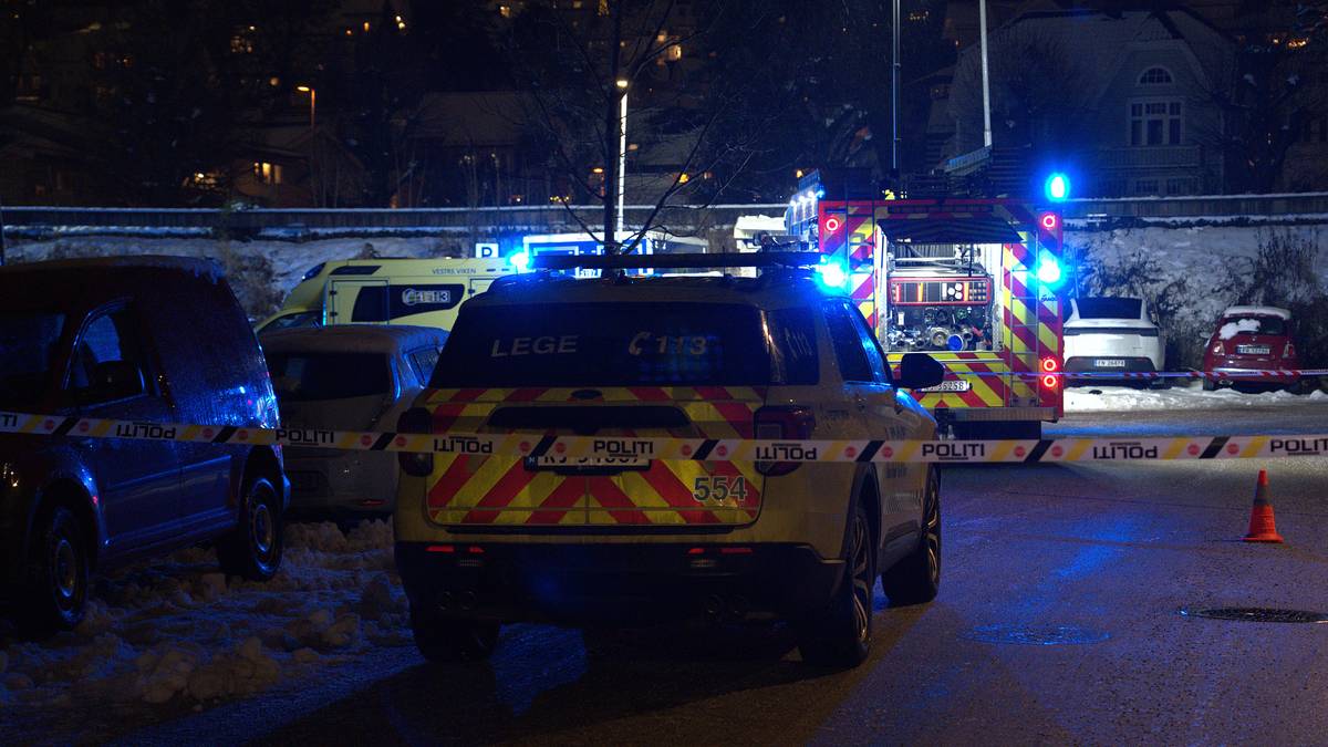 Nødetatene tilstede etter bilulykke i Drammen. En bil skal ha kjørt inn i en trafo i Drammen.